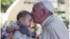 สมเด็จพระสันตะปาปาฟรานซิสจุมพิตเด็ก