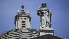 香港終審法院大樓上的正義女神泰美斯像