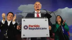 José Antonio Kast celebra el triunfo de su partido.