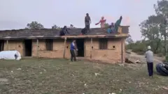 विद्यालय भत्काउँदै गाउँलेहरू