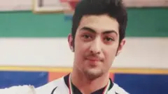 آرمان عبدالعالی در زمان قتل تنها ۷ روز کمتر از ۱۸ سال سن داشته، او اکنون ٢٤ سال دارد