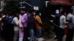 टेकुमा लामबद्ध मानिसहरू