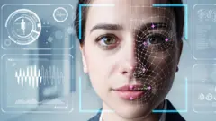 Mujer con escaner en la cara