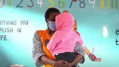 A Kenya, ku san yara 200 ne a yanzu haka suke rayuwa a gidajen yari tare da iyayensu mata, abin da ke jawo muhawara a ásar kan abin da ya fi kamata a yi don taimakon rayuwarsu.