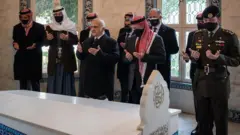أفراد العائلة المالكة في الأردن ومن ضمنهم الملك عبدالله والأمير حمزة
