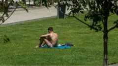 Mu Bufaransa ibikorwa birimo amashuri byahagaze, abantu barembejwe n'ubushyuhe bukabije