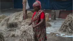 অনেক কারখানা বন্ধ হয়ে গেছে, বেকার হয়ে পড়েছেন এখানকার নারী কর্মীরা