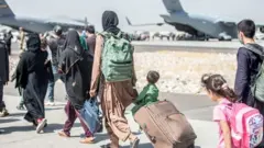 24일 카불 하미드 카르자이 국제공항에서 출국 자격을 갖춘 아프간인들을 떠나고 있다