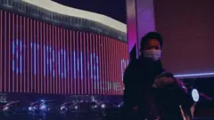 رجل يستقل دراجة بخارية مرتديا كمامة