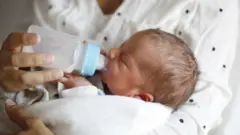 biberonla beslenen bir bebek