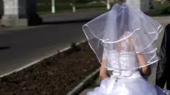 Кыргызстанда жашы жете элек кыздарды күйөөгө берүү курч көйгөй бойдон кала берүүдө