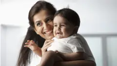 Mother's day: आई होण्याचं योग्य वय कोणतं?