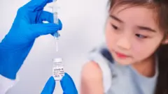 Una niña recibiendo una vacuna.