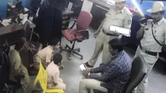 স্কুল ছাত্রদের একটানা জেরা করে চলেছে পুলিশ