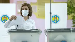Майя Санду голосует