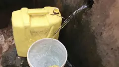 I Kigali bamwe baracyakora urugendo rurerure bajya kuvoma mu kabande kuko babuze amazi iwabo