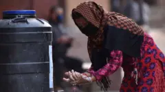 করোনাভাইরাস থেকে হাত ধোয়া