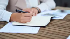 امرأة تكتب