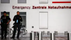 Полицейские охраняют приемный покой больницы "Шарите" в Берлине