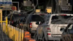 Hilera de autos en el cruce fronterizo de San Ysidro.