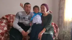 Шингис Тастанбековнинг онаси ва жияни билан бирга тушган оилавий фото сурати