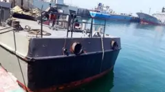 Іранські військові опублікували фото пошкодженого судна "Конарак", яке відбуксирували у порт