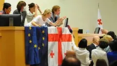 Во время противостояния в парламенте в понедельник