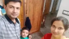 आरएसएसशी संबंधित शिक्षक बंधू प्रकाश पाल, त्यांचा मुलगा अंगन आणि त्यांची पत्नी ब्यूटी पाल