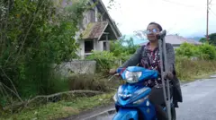 Velmariri Bambari adalah ibu rumah tangga difabel yang aktif mendampingi korban kekerasan seksual di Lembah Bada, Sulawesi Tengah.