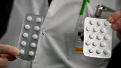 Le personnel médical présente le 26 février 2020 à l'Institut d'Infection IHU Méditerranée à Marseille, des sachets d'une Nivaquine, des comprimés contenant de la chloroquine
