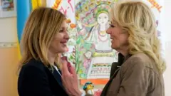 โอเลนา เซเลนสกา ภริยาของผู้นำยูเครน (ซ้าย) ทักทายจิล ไบเดน สุภาพสตรีหมายเลขหนึ่งของสหรัฐฯ