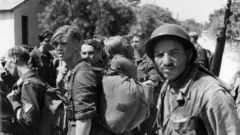 Umusirikare akomoka muri Alijeriya acunze ingabo z'Abadagi zari zafashwe mpiri ahitwa Sainte Marthe, mu bumanuko bw'u Bufaransa mu kwa munani 1944