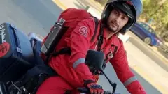 سخر خلدون الصعب، وهو مسعف متطوع من بغداد يمتلك خبرة في الإسعافات الأولية ودراجة نارية، وقته وجهده بلا مقابل، في الوصول إلى مواقع الحوادث لإسعاف ضحايا حوادث الطرق.