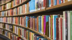 رفوف من الكتب