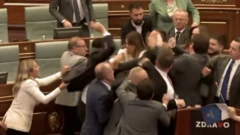 Tuča u kosovskom parlamentu, premijer poliven vodom