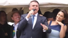 Jair e Michelle Bolsonaro durante discurso na Esplanada dos Ministérios no 7 de Setembro, em Brasília