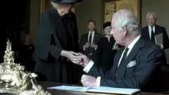 قلم يسرب حبرا يزعج الملك تشارلز الثالث