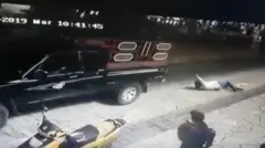 Rekaman CCTV memperlihatkan wali kota diseret di sepanjang jalan.