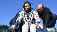 Klim Shipenko na muigizaji Yulia Peresild walipokuwa wakirejea duniani kutoka anga za mbali