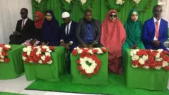 Cinq couples avec des non-voyants assis les uns à côté des autres