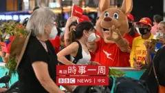 澳大利亞悉尼國際機場一位穿上袋鼠吉祥物造型衣服的澳航工作人員歡迎新冠疫情後首批旅客到達（21/2/2022）