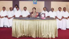 இன்றைய தமிழக முதல்வர் எடப்பாடி பழனிச்சாமி மற்றும் மூத்த அமைச்சர்கள் சிலருடன் சசிகலா (கோப்பு படம்)