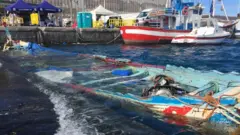 Une pirogue coulée au quai d'Arguineguín