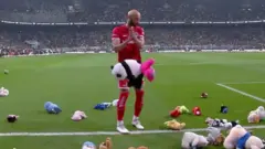 Ursinhos de pelúcia em campo durante partida de futebol na Turquia