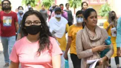 बीपीएससी का पेपर देने पहुंचे छात्र
