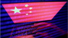 筆記本電腦屏幕上顯示的中國國旗和屏幕上顯示的二進制代碼