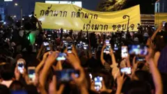 ป้ายข้อความ "กล้ามาก กล้ามาก เก่งมาก ขอบใจ"