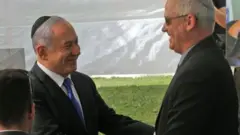 Firai minista Binyamin Netanyahu da abokin adawarsa Benny Gantz.