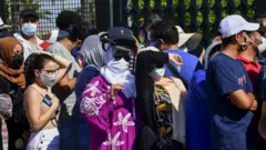 تونسيون يصطفون أمام أحد مراكز التطعيم ضد كورونا في أول أيام عيد الأضحى