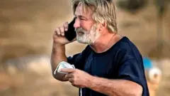 প্রপ বন্দুক থেকে গুলি চালানোর বিষয়ে জিজ্ঞাসাবাদের পর সান্তা ফে কাউন্টি শেরিফের অফিসের বাইরে অ্যালেক বাল্ডউইন , ২১-১০-২০২১